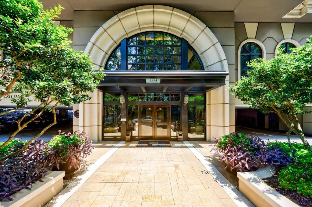 3334 Peachtree Road Northeast, Unit 1506 Atlanta, GA 30326 - Photo 48 of 51 a front view of a house with garden