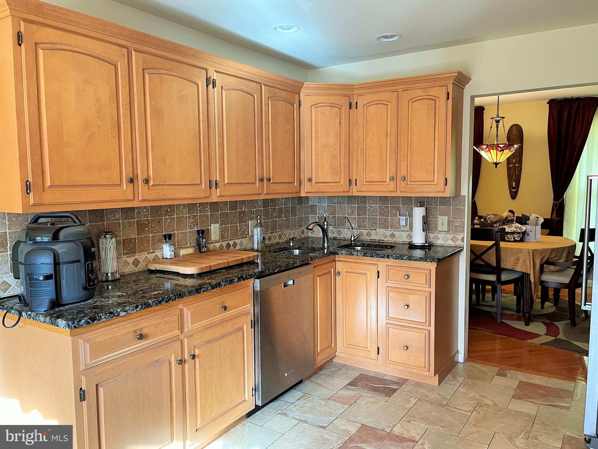 11 Thornbury Road Reading, PA 19606 - Photo 18 of 62 Granite countertops and tile backsplash