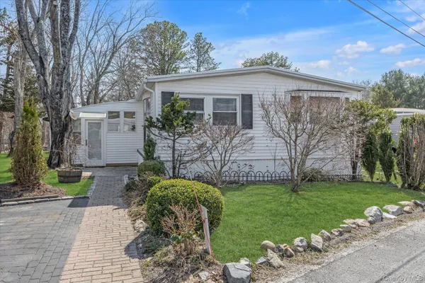 $399,999 | 74 Maple Street, East Quogue, NY 11942