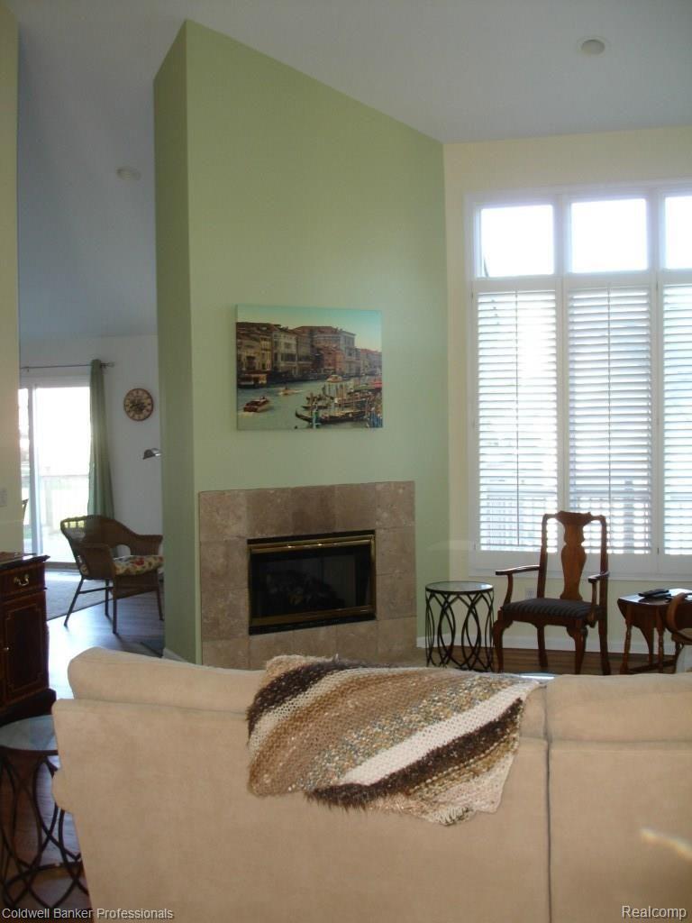 3344 Woodcrest Road Rochester, MI 48309 - Photo 5 of 23 Two-way fireplace, vaulted ceiling in the great room...