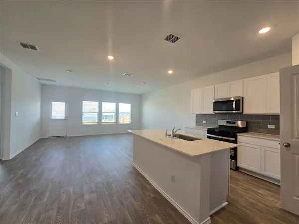 $2,300 | 352 San Juan Trail, Bastrop, TX 78602