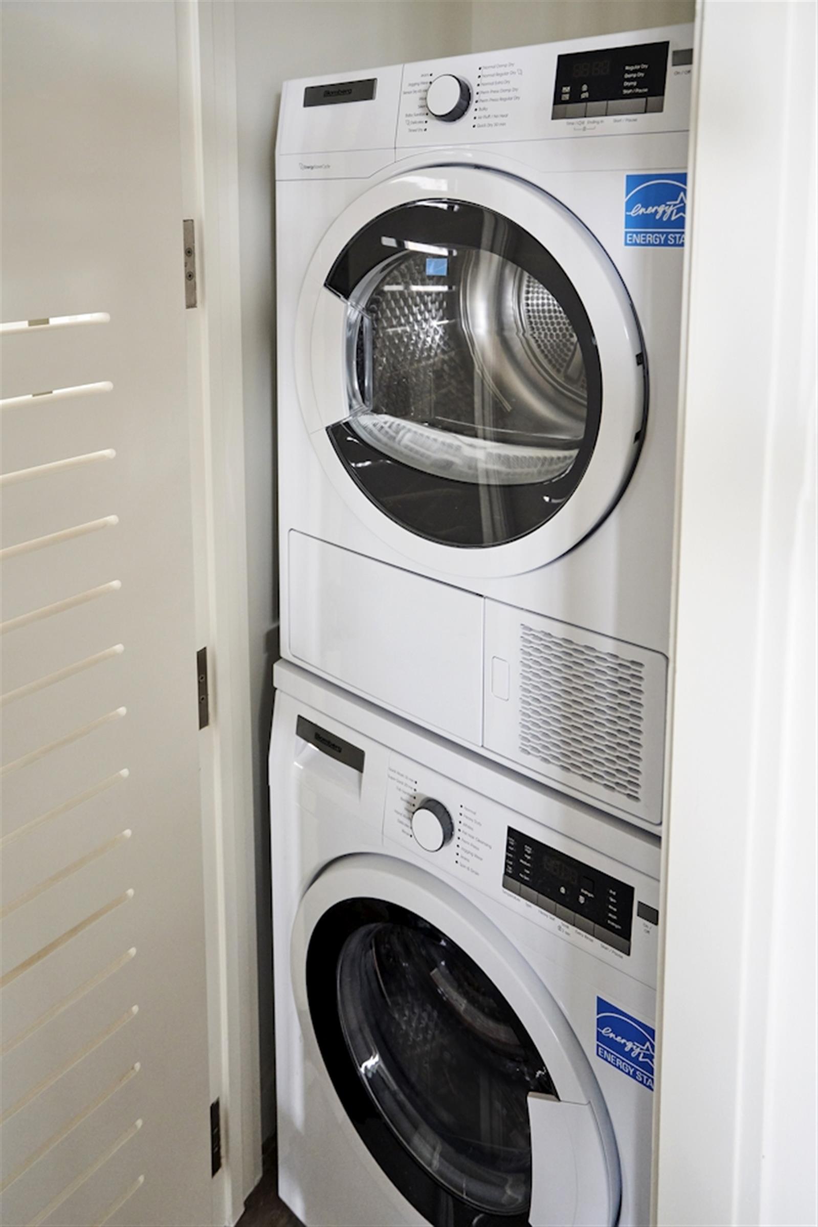 220 East 72nd Street, Unit 21E Manhattan, NY 10021 - Photo 6 of 11 a utility room with dryer and washer