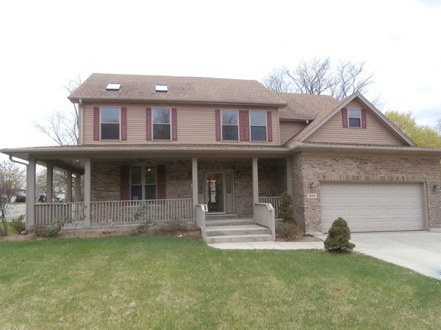 501 West Edgewood Road Lombard, IL 60148 - Photo 1 of 12 a front view of a house with a garden