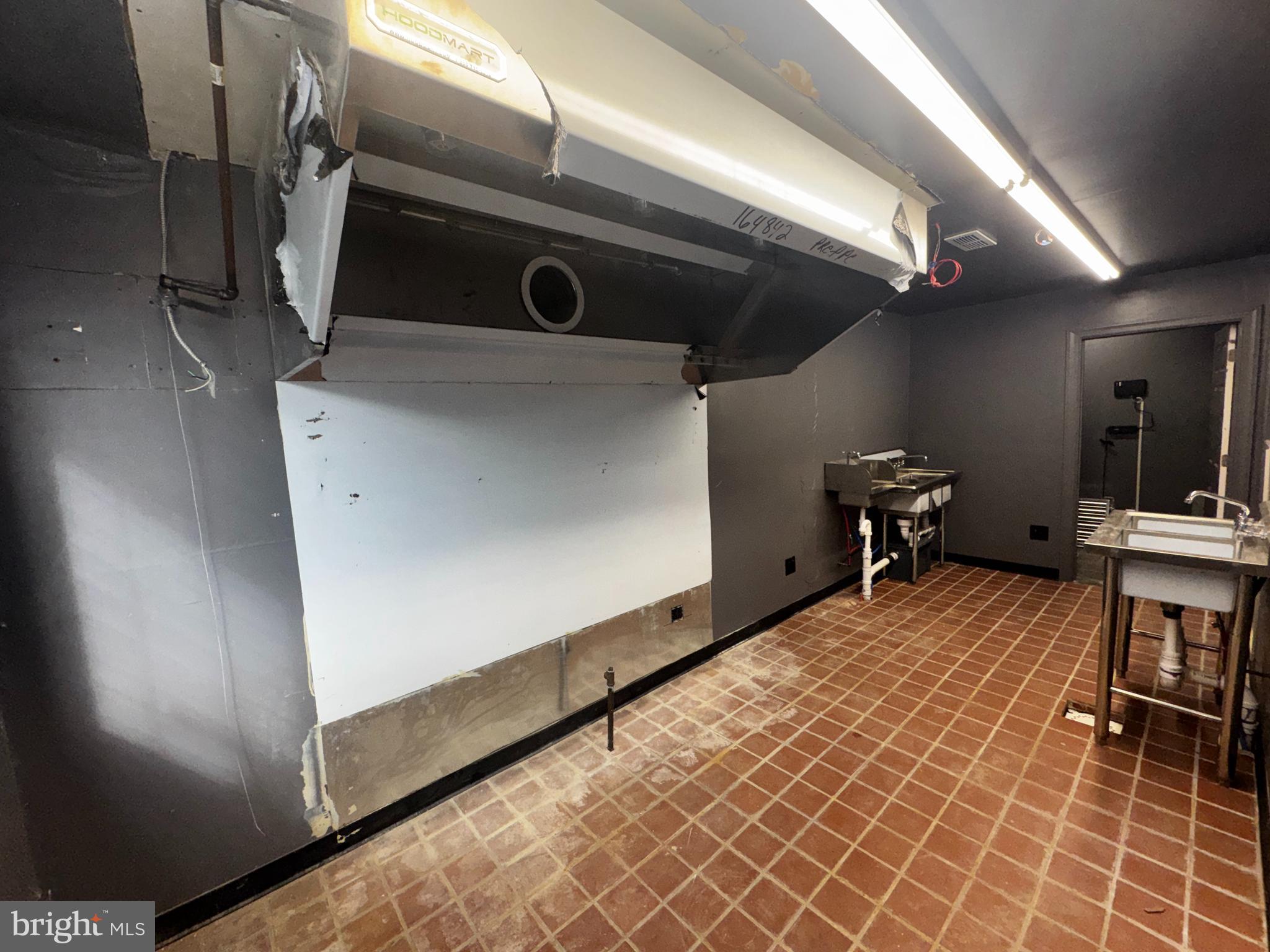700 Lloyd Street Chester, PA 19013 - Photo 13 of 32 a room with gym equipment