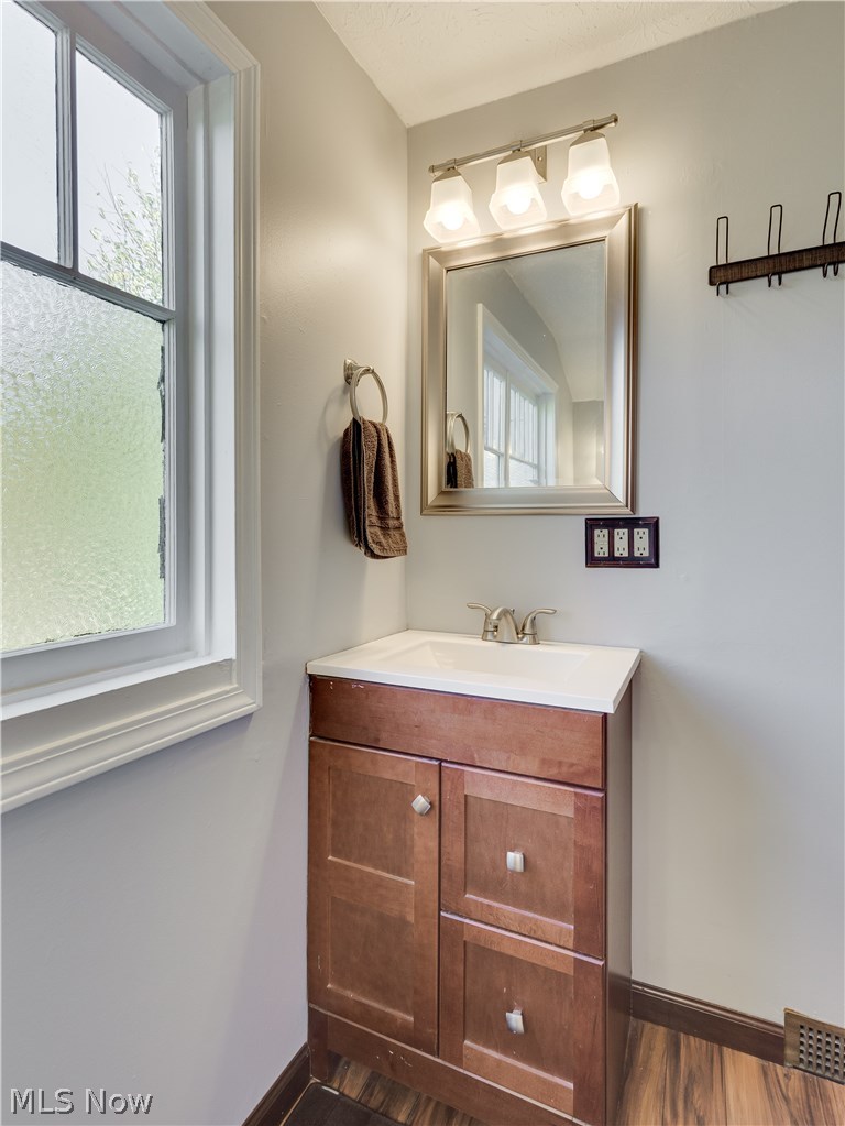 1996 South Cleveland Massillon Road Akron, OH 44321 - Photo 12 of 22 Full bathroom located on the main level.