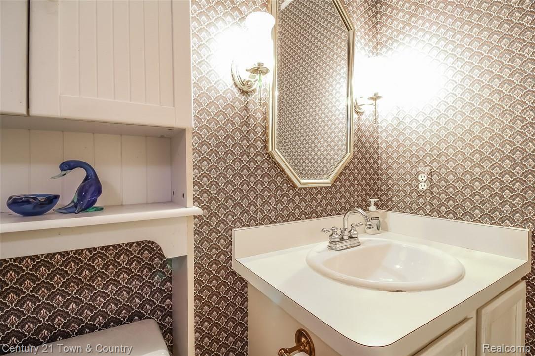 1142 Greenleaf Drive Rochester, MI 48309 - Photo 24 of 55 026-Powder_Room-4662453-medium.jpg