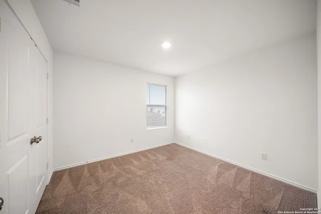 a view of a big room with closet