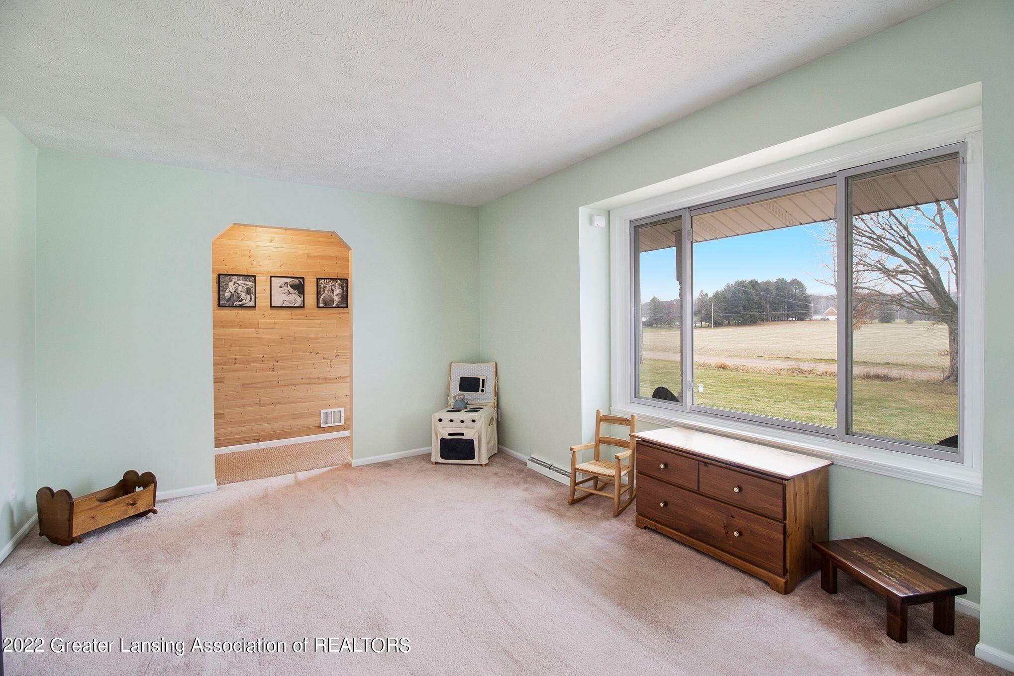 11976 Ransom Highway Dimondale, MI 48821 - Photo 5 of 33 Living room