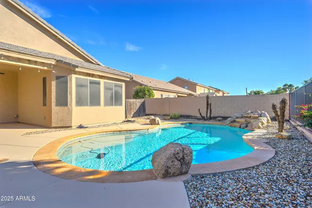 a view of a house with backyard