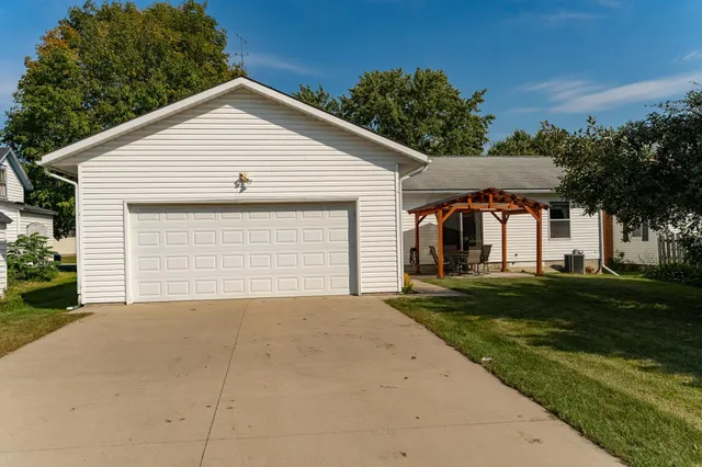 $242,900 | 113 Olive Street, West Concord, MN 55985