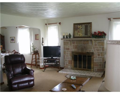 133 Millerstown Road Tarentum, PA 15084 - Photo 6 of 16 Living Room.