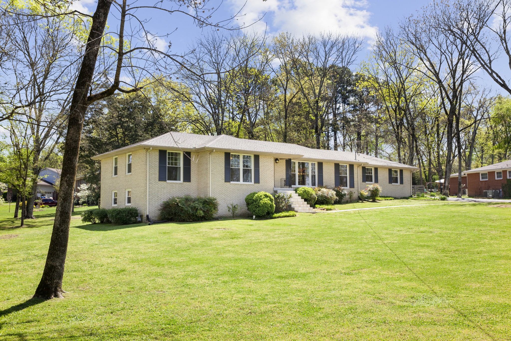 145 Cherokee Road Hendersonville, TN 37075 - Photo 2 of 22 Gallery Image 2