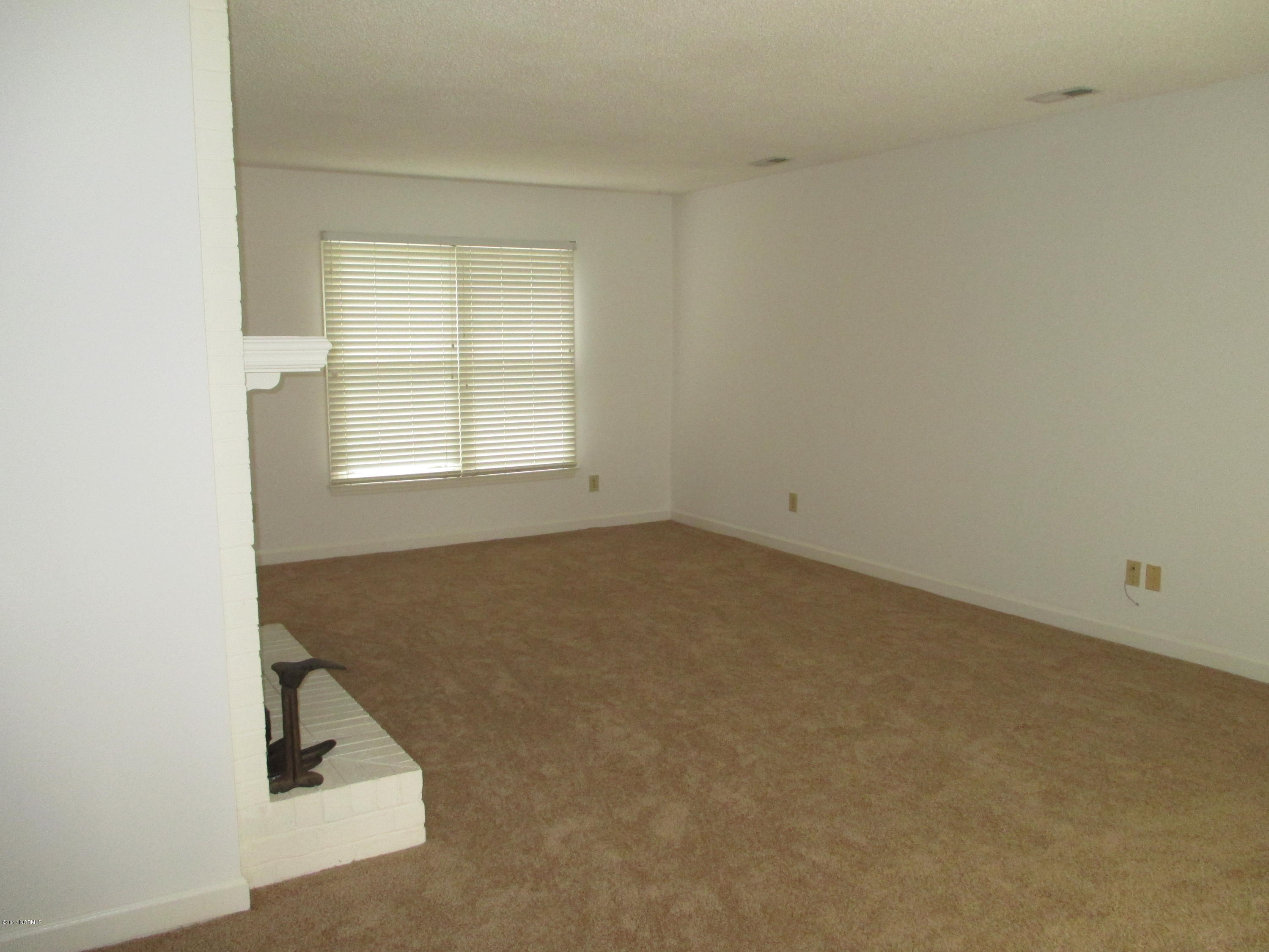 1920 Quail Ridge Road, Unit H Greenville, NC 27858 - Photo 5 of 28 Living Room
