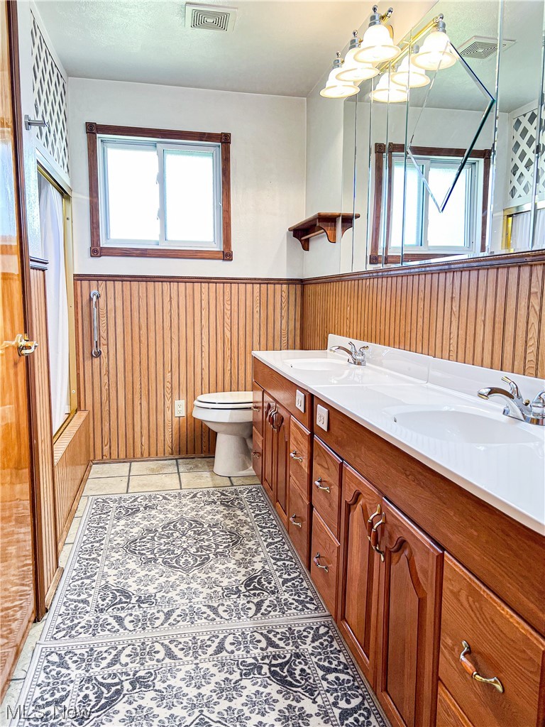 983 Two Ridge Road Steubenville, OH 43953 - Photo 13 of 35 Main Bathroom