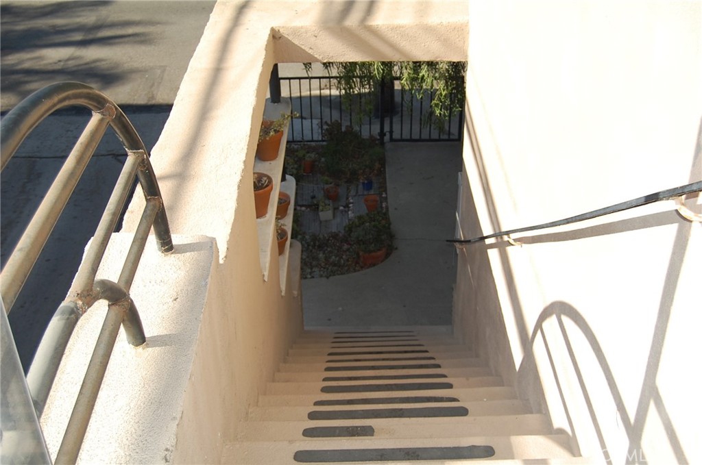 20 Roycroft Avenue Long Beach, CA 90803 - Photo 12 of 22 a walk in closet