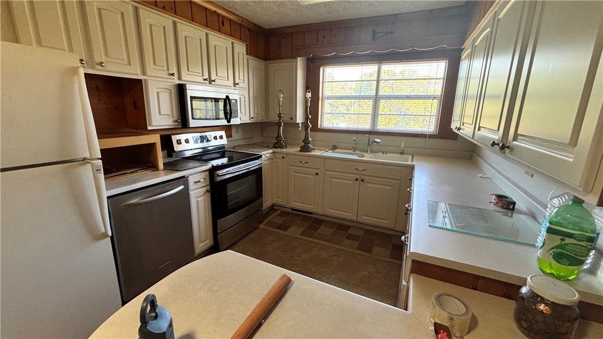 270 Flat Rock Road Liberty, SC 29657 - Photo 5 of 18 This kitchen offers a practical layout with essential appliances and ample cabinetry.