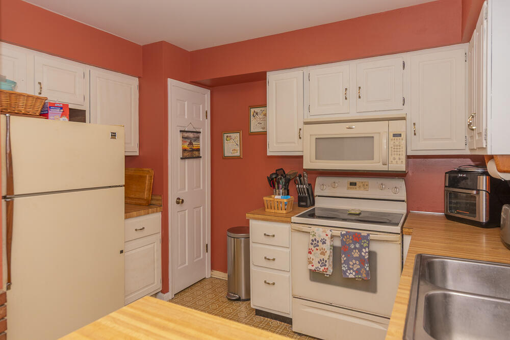 711 Piccadilly Road Kalamazoo, MI 49006 - Photo 5 of 26 711Piccadilly-24