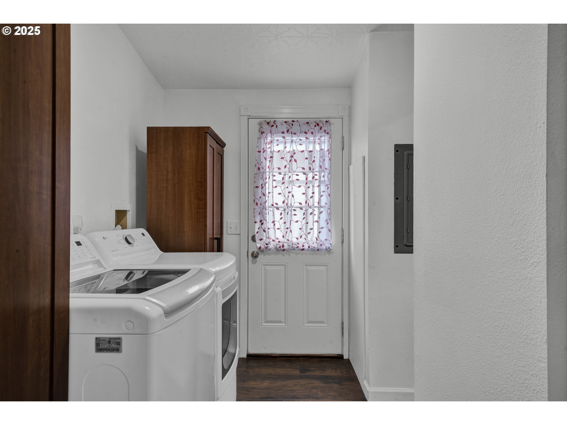 346 East 10th Place Junction City, OR 97448 - Photo 19 of 39 a bathroom with a sink and a mirror