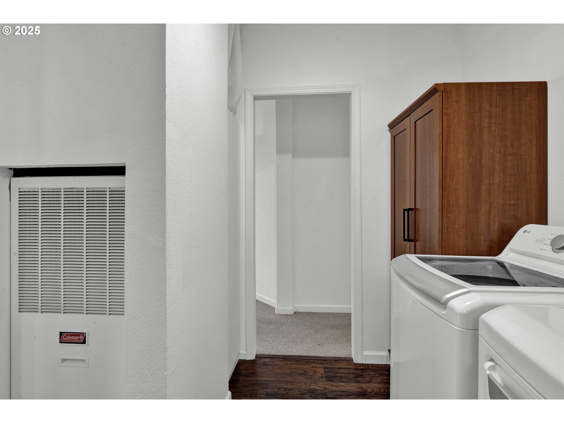 346 East 10th Place Junction City, OR 97448 - Photo 20 of 39 a view of bathroom with shower