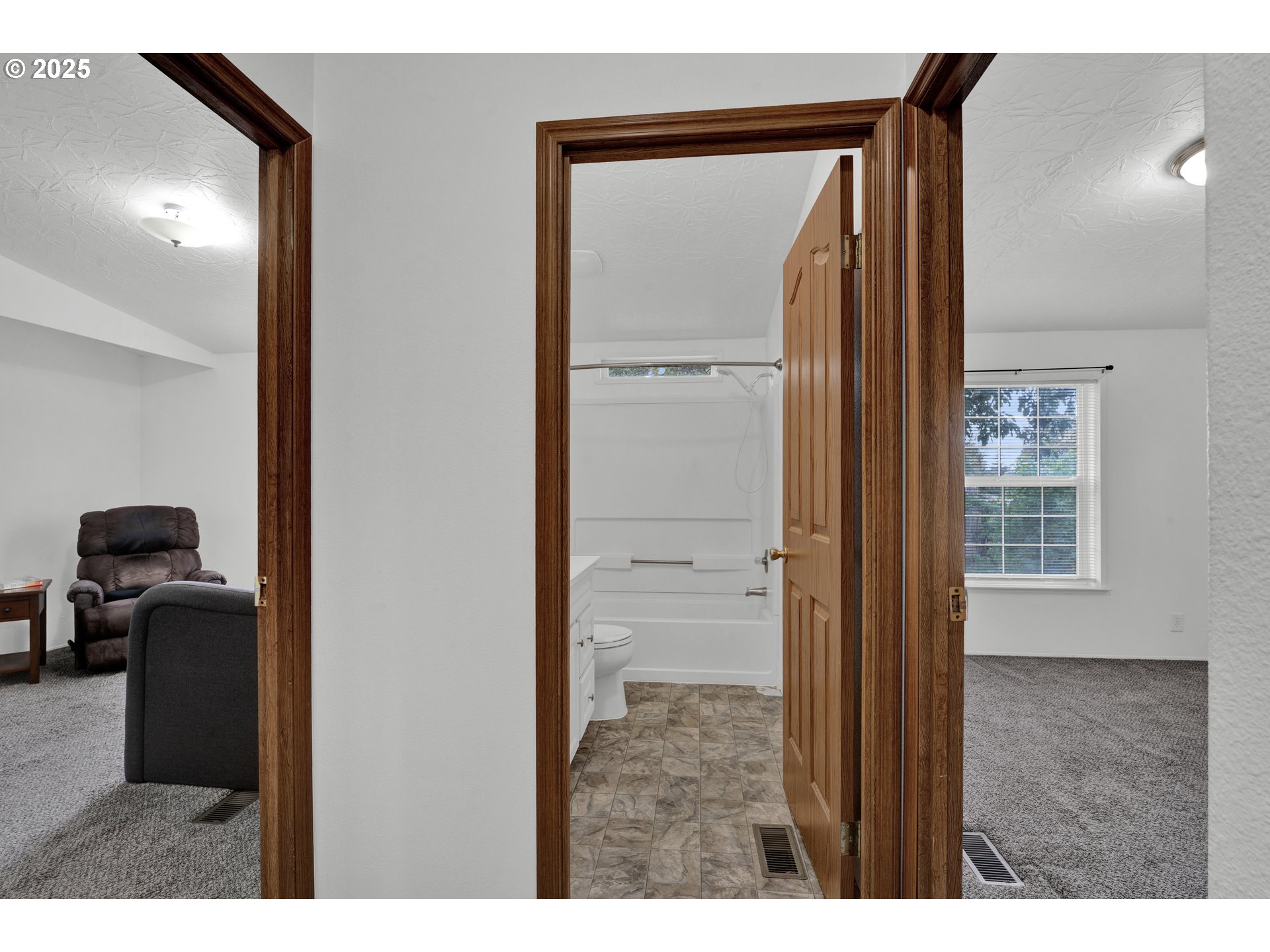 346 East 10th Place Junction City, OR 97448 - Photo 25 of 39 a view of a hallway