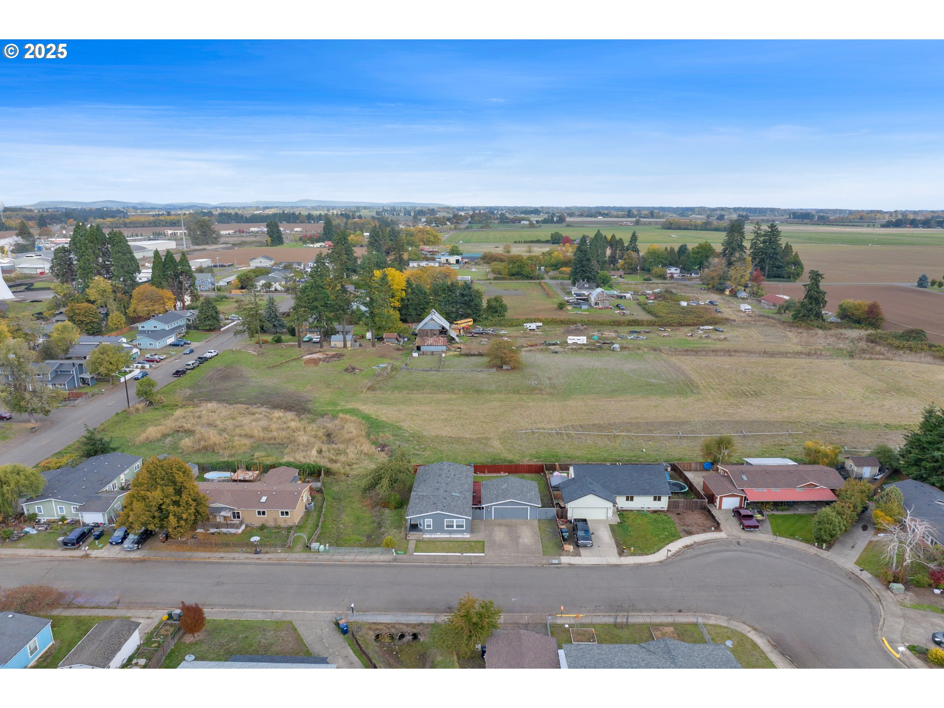 346 East 10th Place Junction City, OR 97448 - Photo 37 of 39 a view of lake and mountain