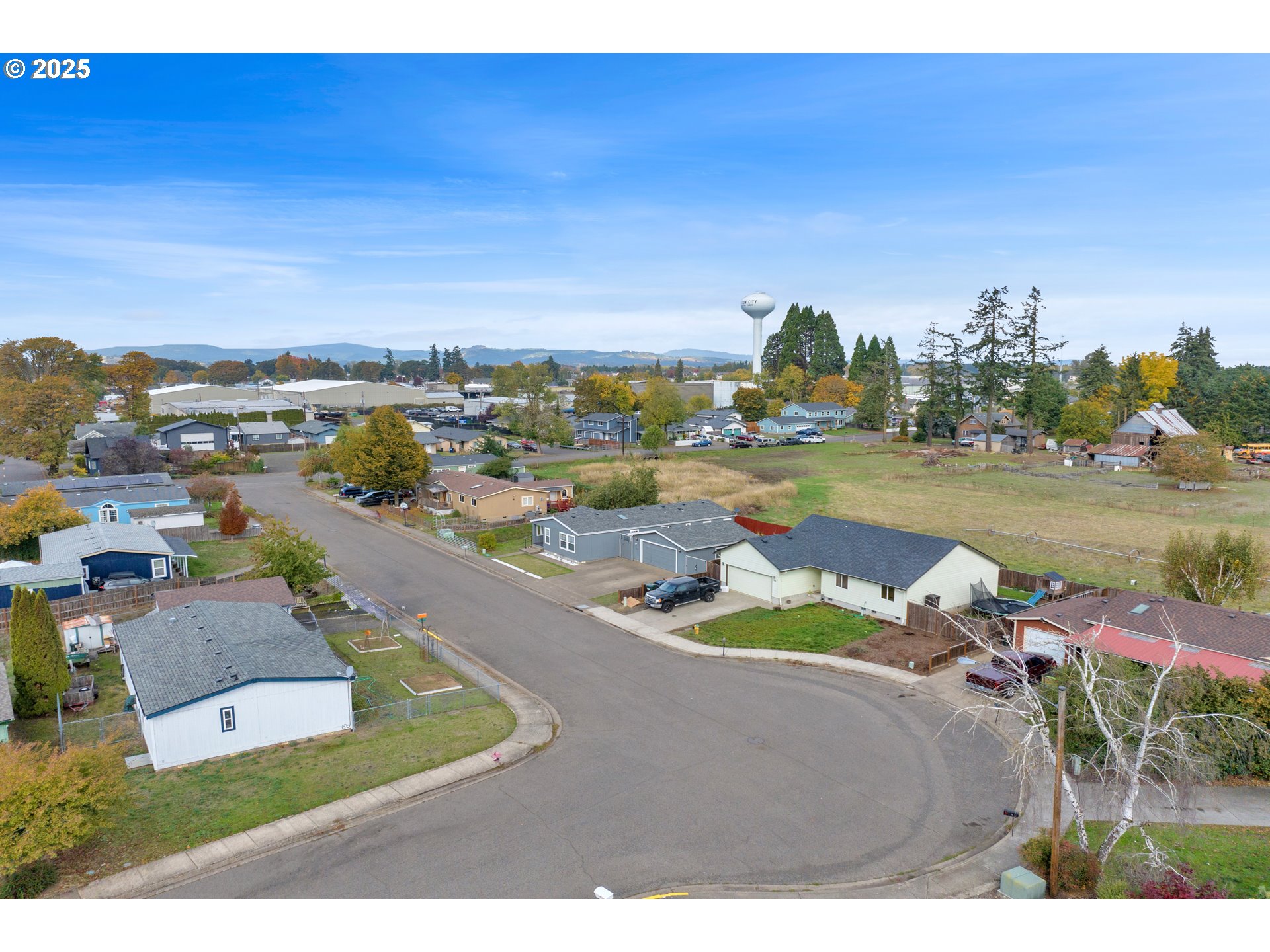 346 East 10th Place Junction City, OR 97448 - Photo 38 of 39 a view of a city