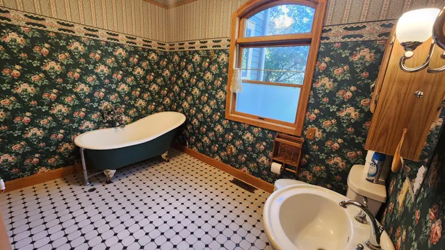 $405,000 | 919 3rd Avenue Southwest, Pipestone, MN 56164