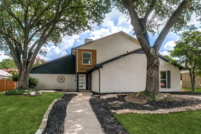 a view of a house with a yard