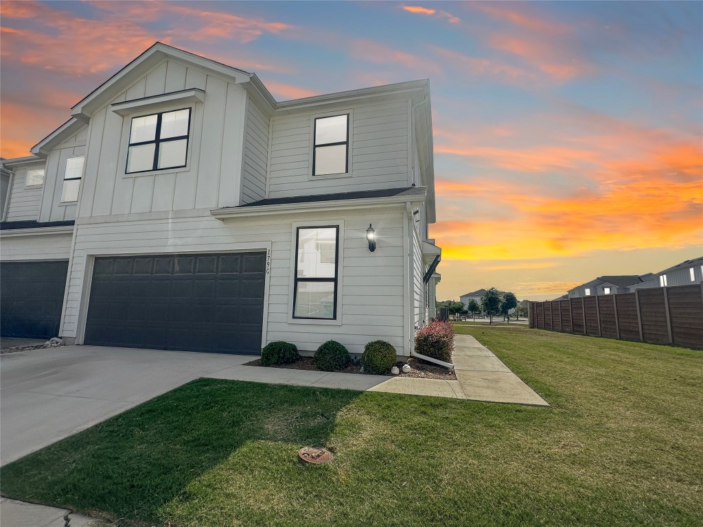 a view of a back yard