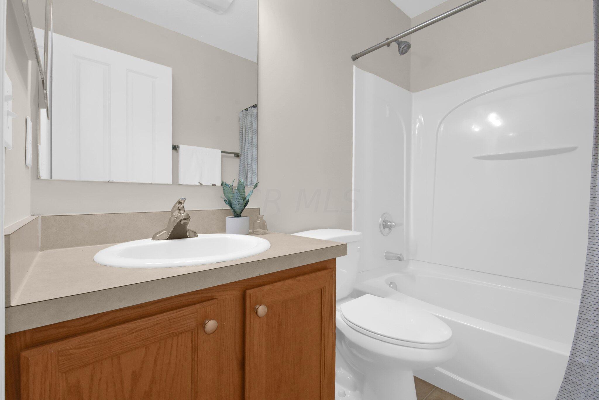 8269 Bruntsfield Road Columbus, OH 43235 - Photo 18 of 28 Full Bathroom
