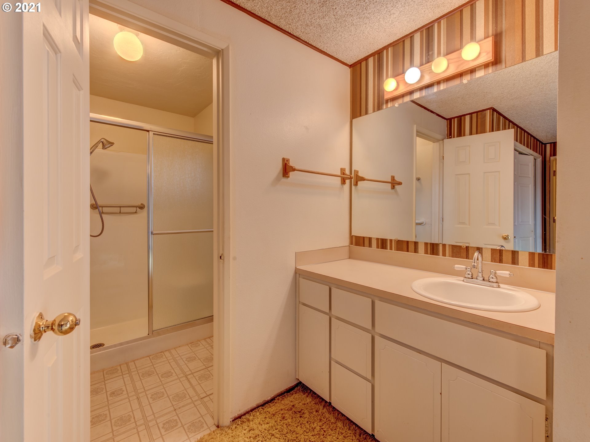 2277 11th Street Springfield, OR 97477 - Photo 13 of 24 a bathroom with a sink and a mirror