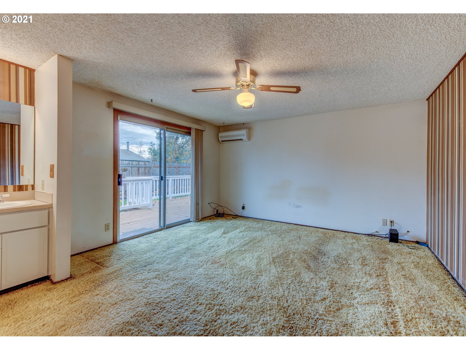 2277 11th Street Springfield, OR 97477 - Photo 14 of 24 a view of an empty room with a window