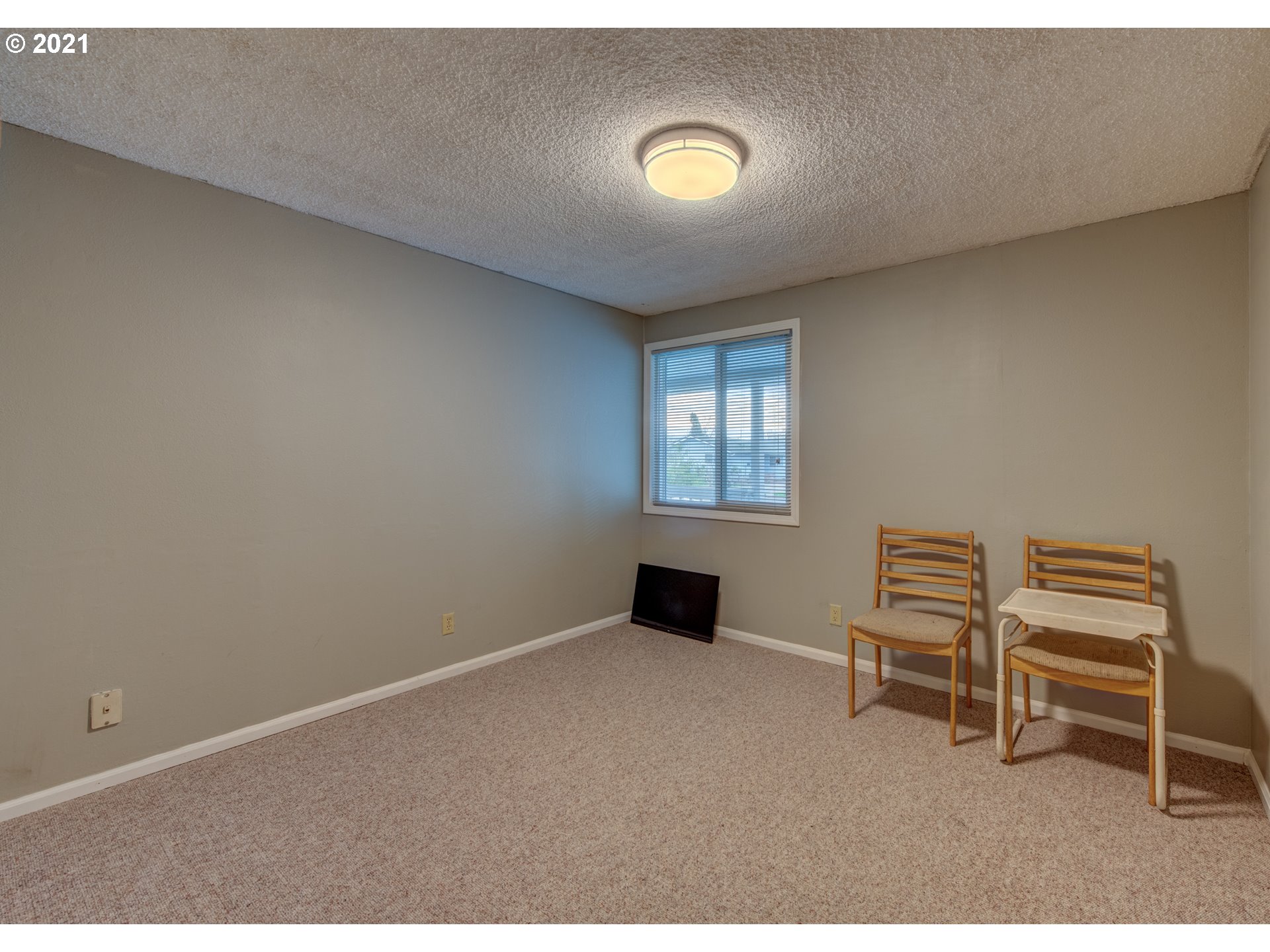 2277 11th Street Springfield, OR 97477 - Photo 16 of 24 a view of an empty room and window