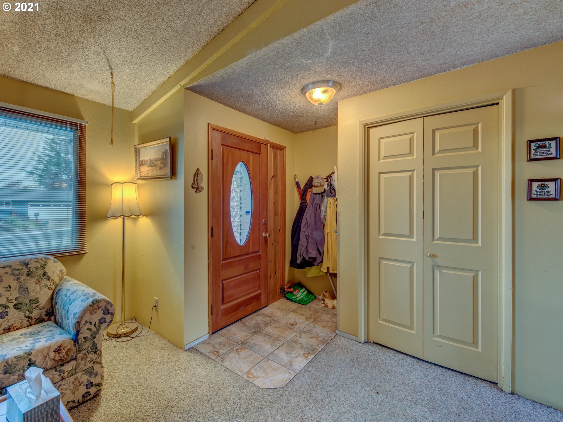 2277 11th Street Springfield, OR 97477 - Photo 3 of 24 a view of a livingroom with furniture and closet area