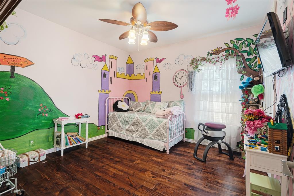 600 County Road Deport, TX 75435 - Photo 27 of 34 a bedroom with furniture and a wooden floor