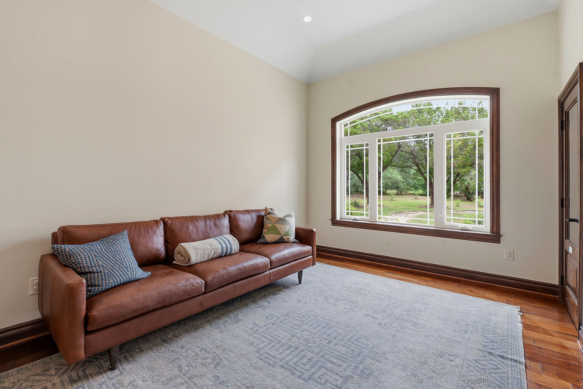 8121 Bluff Trail Austin, TX 78737 - Photo 18 of 40 A spacious room with a vaulted ceiling and rich hardwood floors.