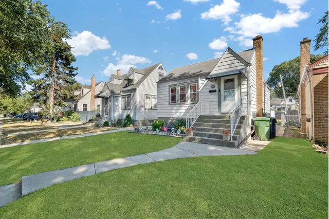 $2,100 | 9427 South Utica Avenue, Evergreen Park, IL 60805