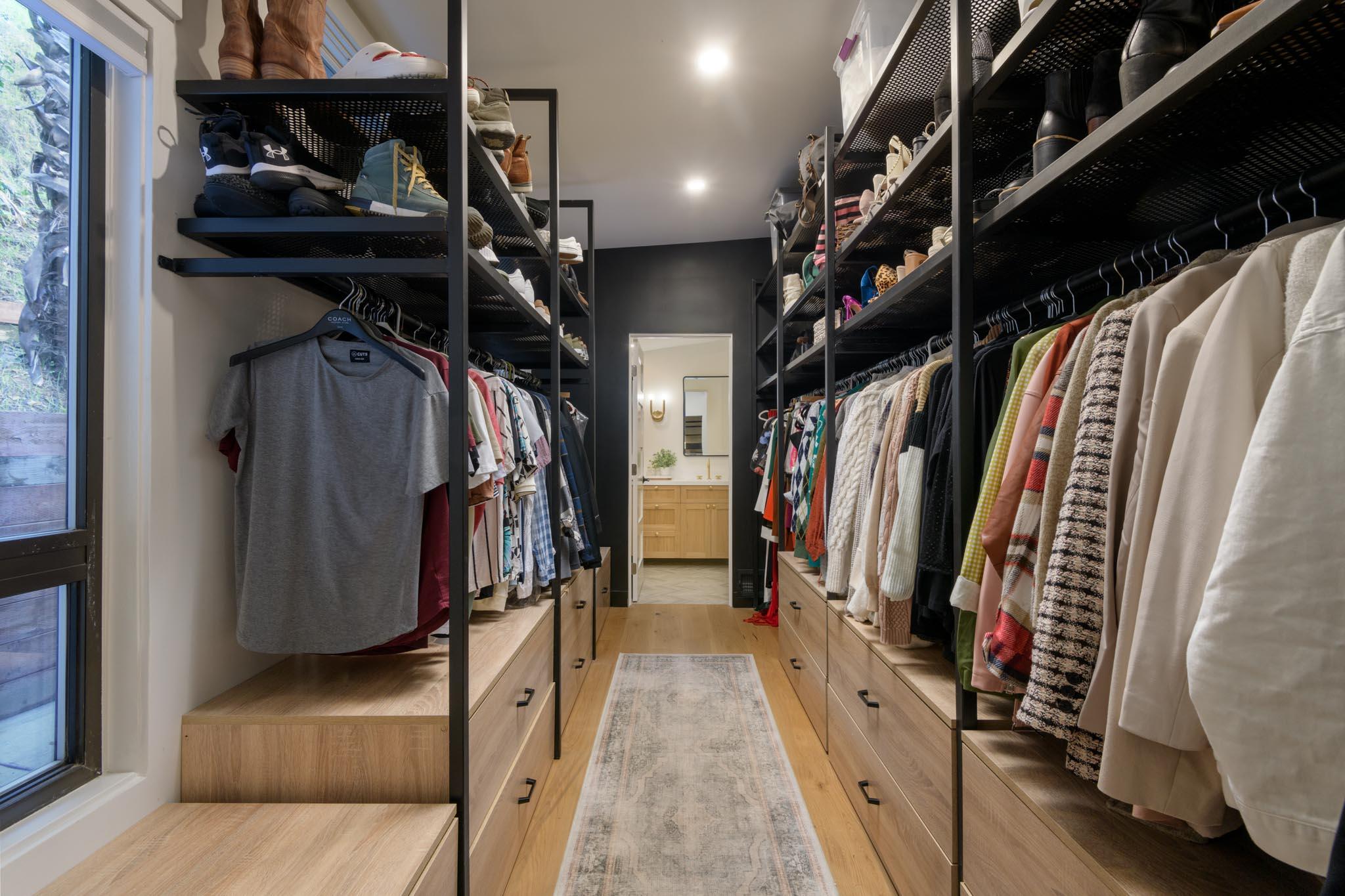 3375 Coldwater Canyon Avenue Studio City, CA 91604 - Photo 11 of 30 Walk-in closet