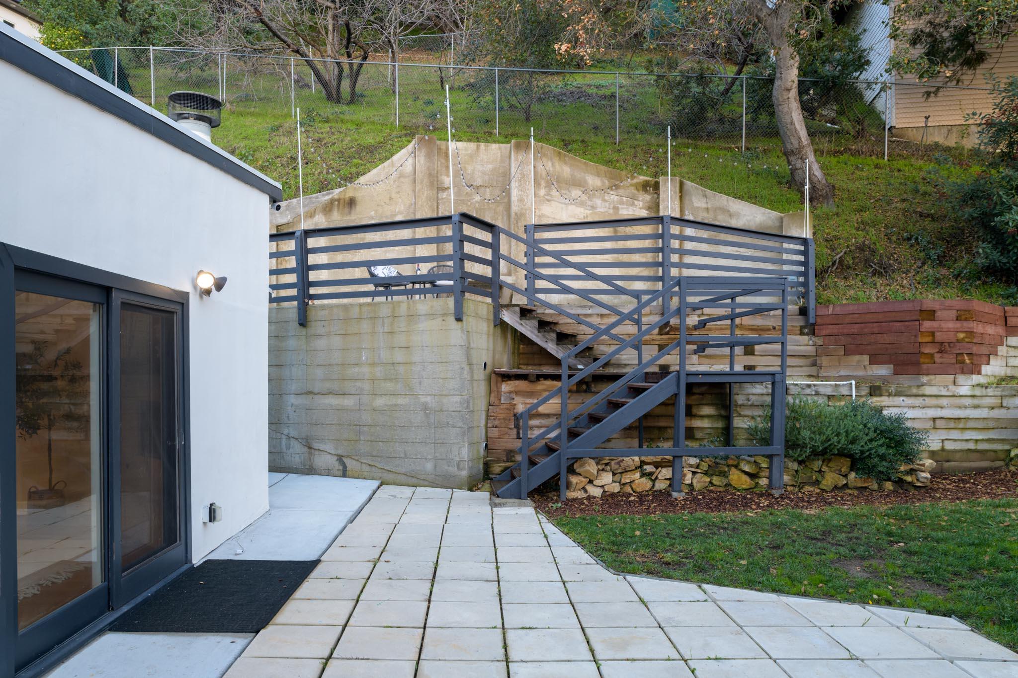 3375 Coldwater Canyon Avenue Studio City, CA 91604 - Photo 25 of 30 Backyard