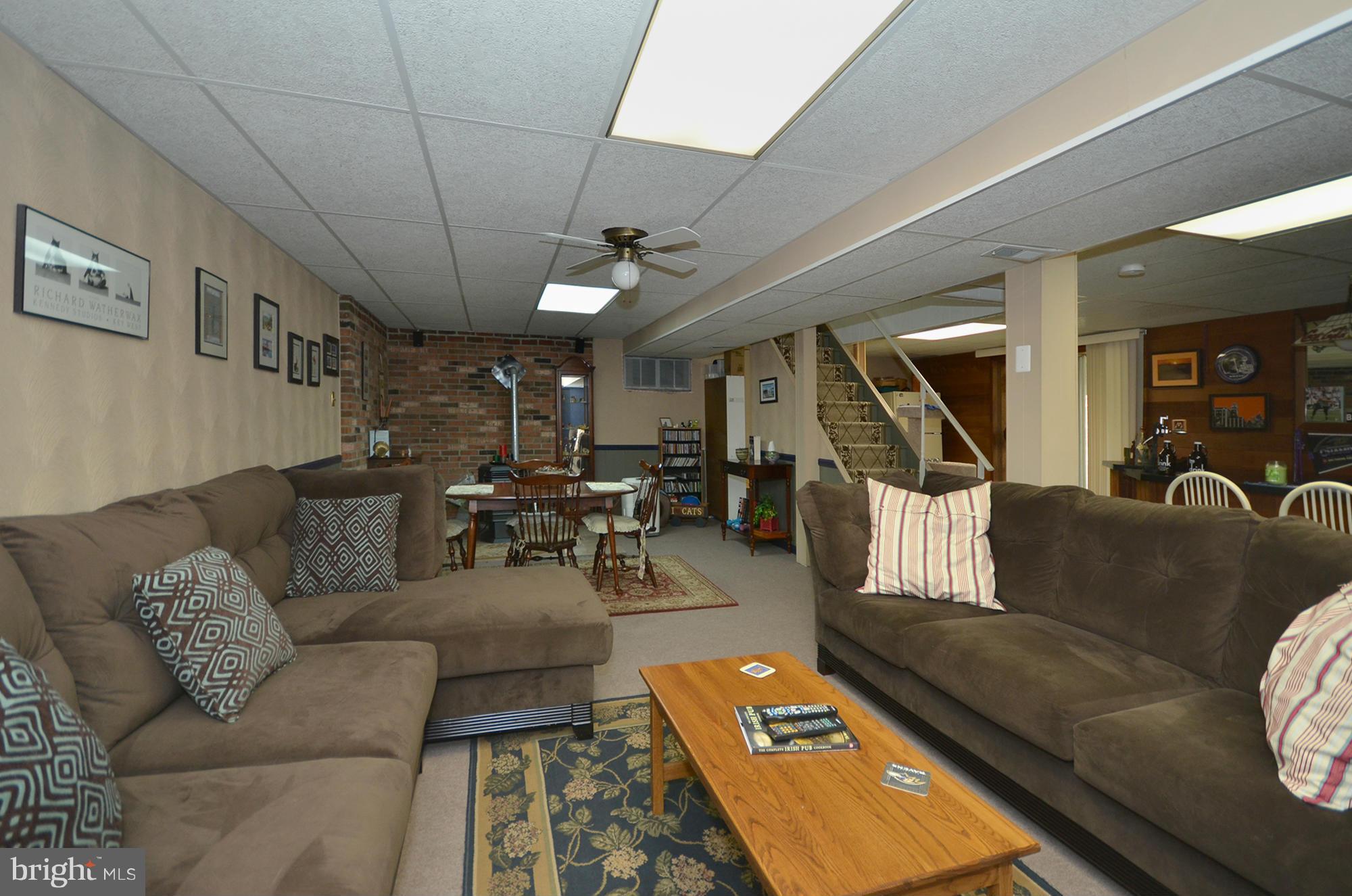 14045 Sunnybrook Road Phoenix, MD 21131 - Photo 20 of 27 a living room with furniture