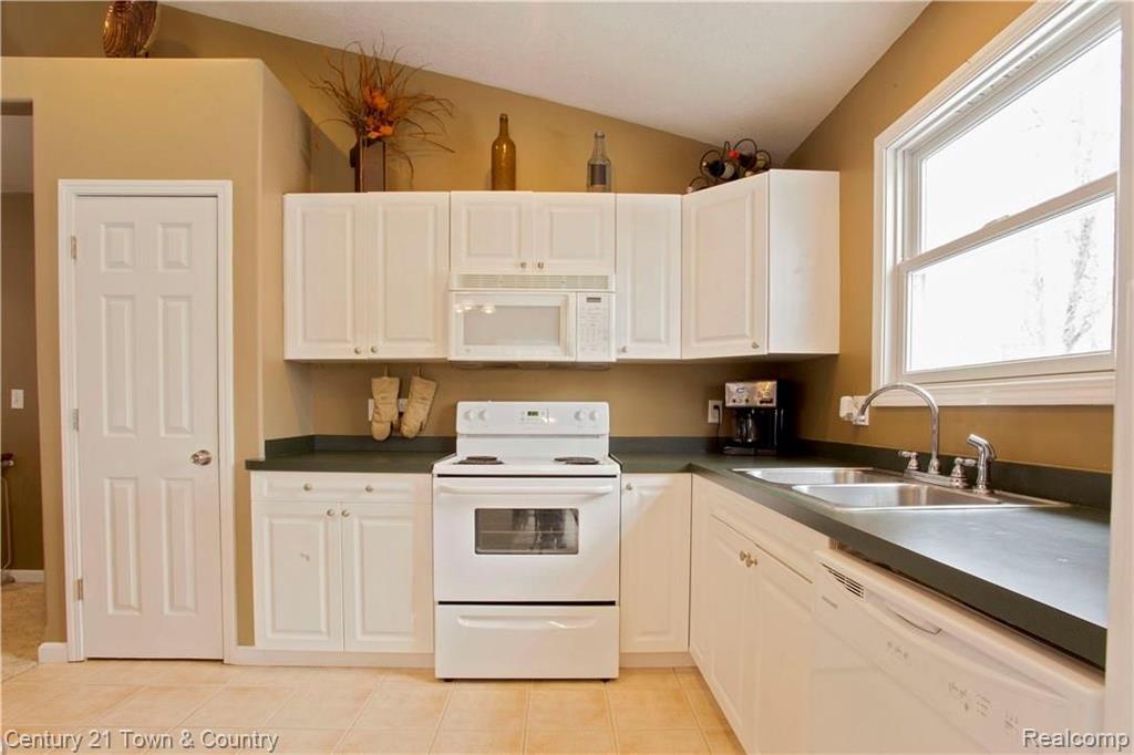 15306 Murray Road Byron, MI 48418 - Photo 8 of 32