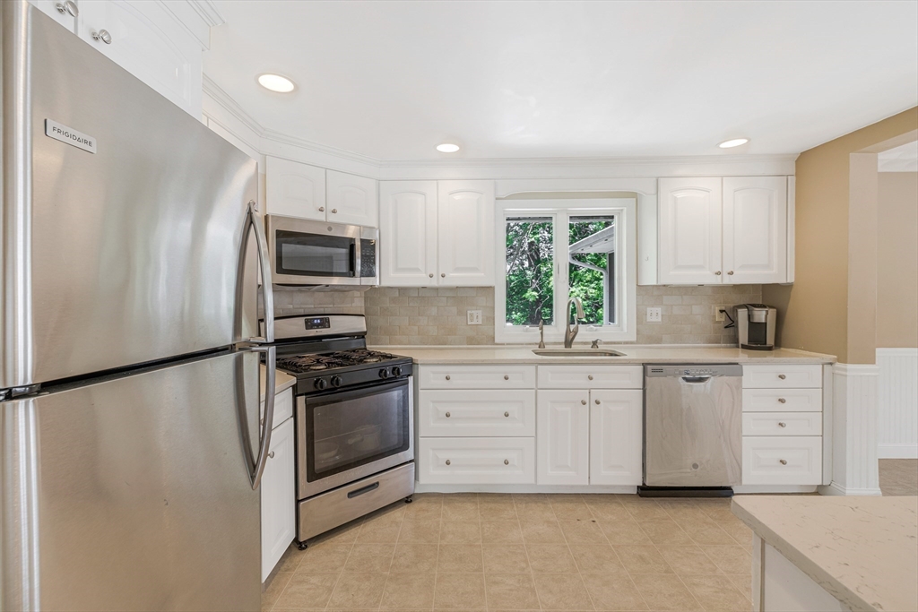 14 Raymond Road Chelmsford, MA 01824 - Photo 9 of 35