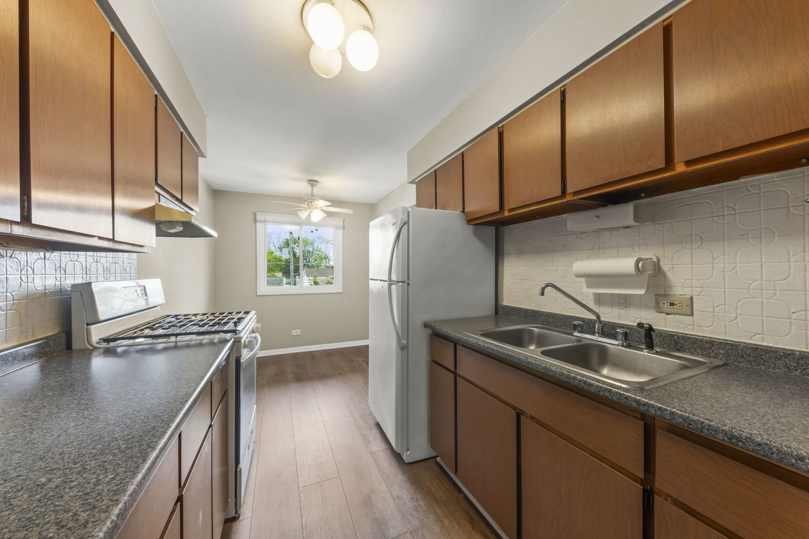 641 Dulles Road, Unit B Des Plaines, IL 60016 - Photo 10 of 21 Gallery Image 10