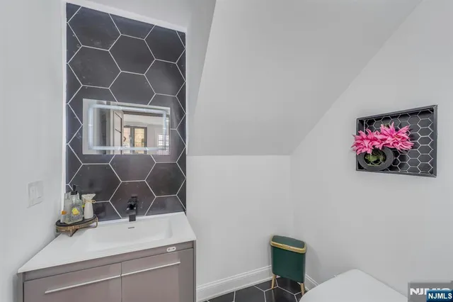 $999,900 | 416 Kingsland Avenue, Lyndhurst, NJ 07071