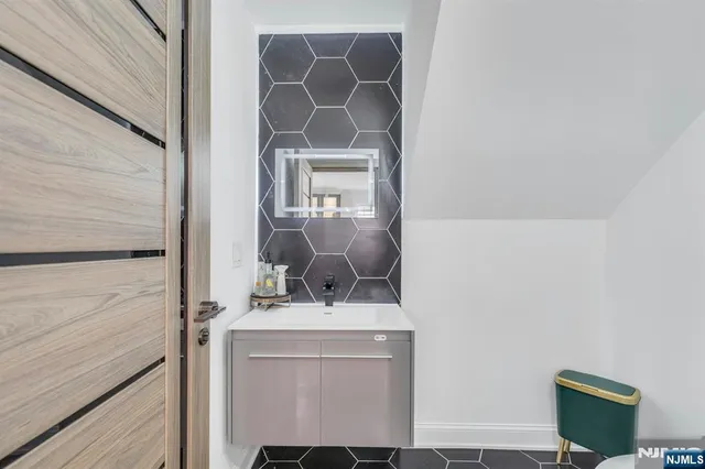 $999,900 | 416 Kingsland Avenue, Lyndhurst, NJ 07071