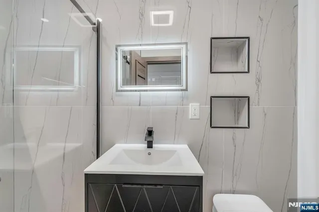 $999,900 | 416 Kingsland Avenue, Lyndhurst, NJ 07071