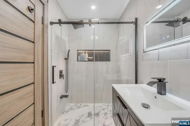 $999,900 | 416 Kingsland Avenue, Lyndhurst, NJ 07071