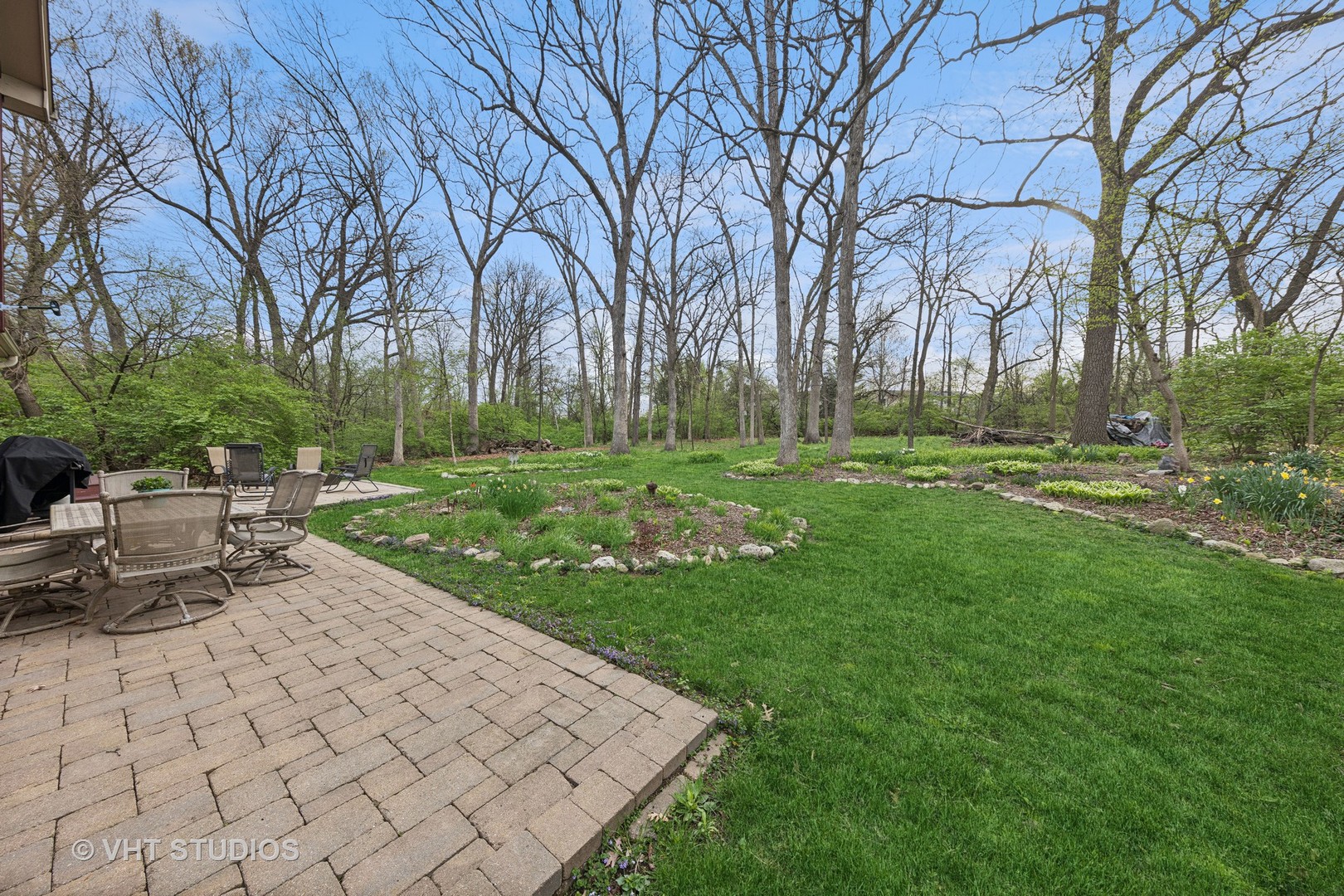 8521 Una Avenue Naperville, IL 60565 - Photo 28 of 41 a view of a backyard with sitting area