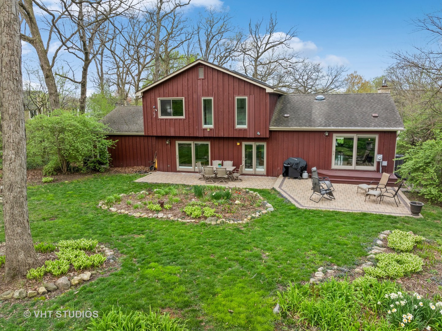 8521 Una Avenue Naperville, IL 60565 - Photo 33 of 41 a front view of a house with garden