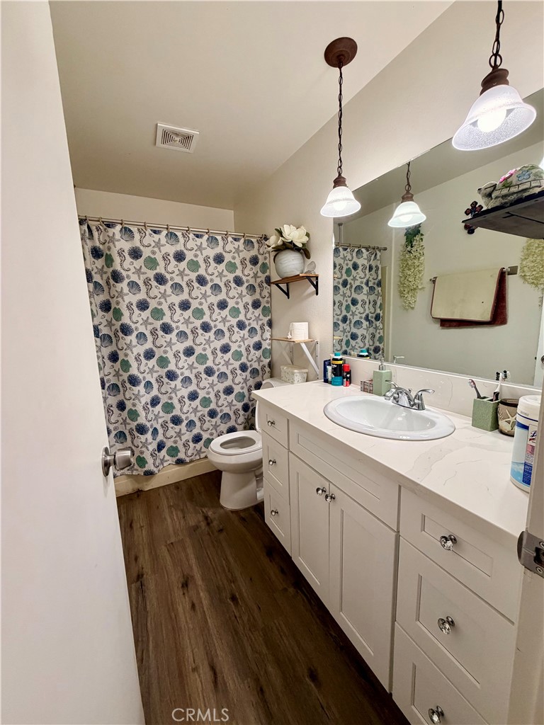 43127 40th Street East Lancaster, CA 93535 - Photo 19 of 24 Hallway bathroom